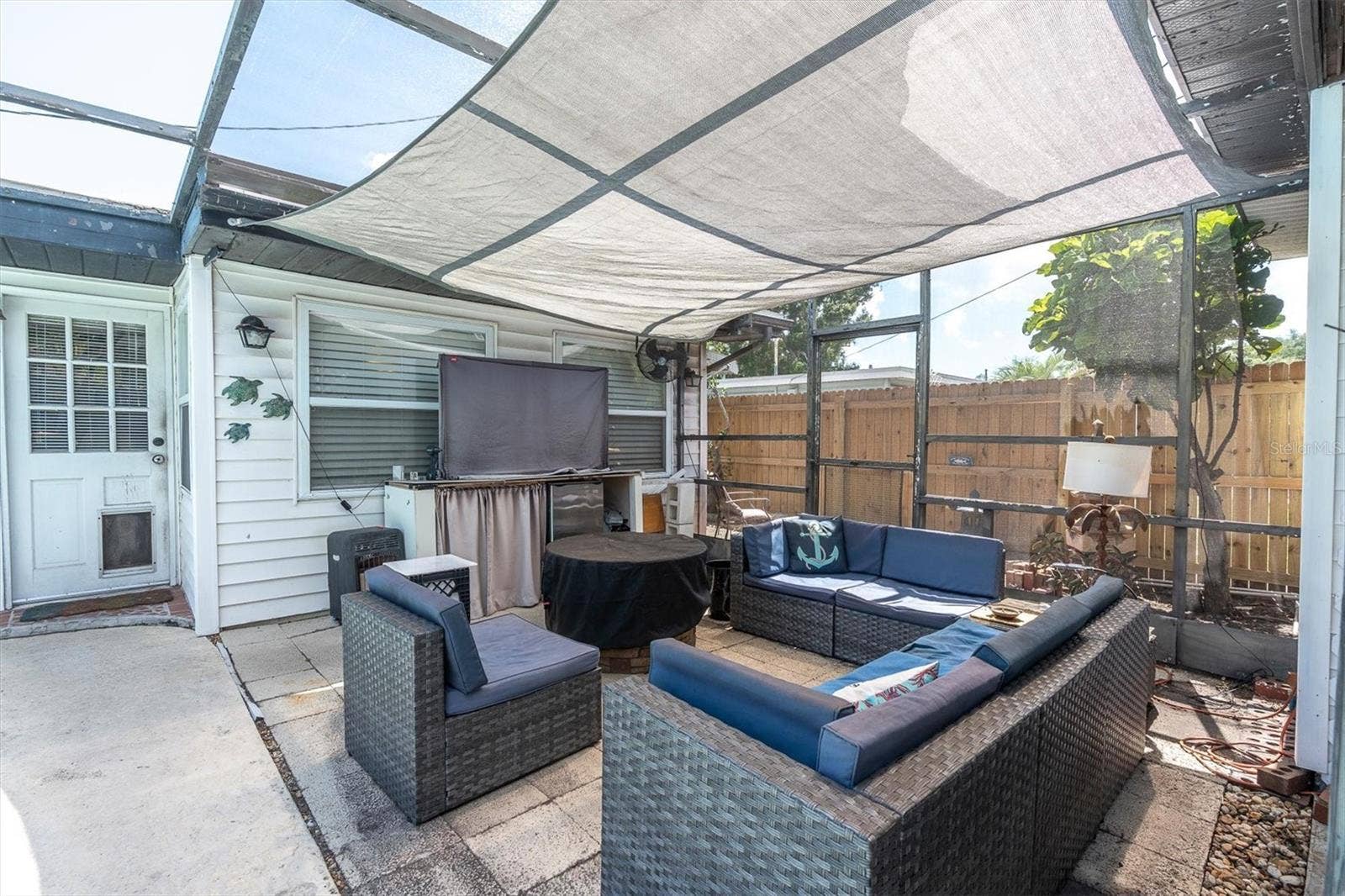 3227 48TH AVENUE N, St Petersburg, FL 33714 Outdoor sitting area