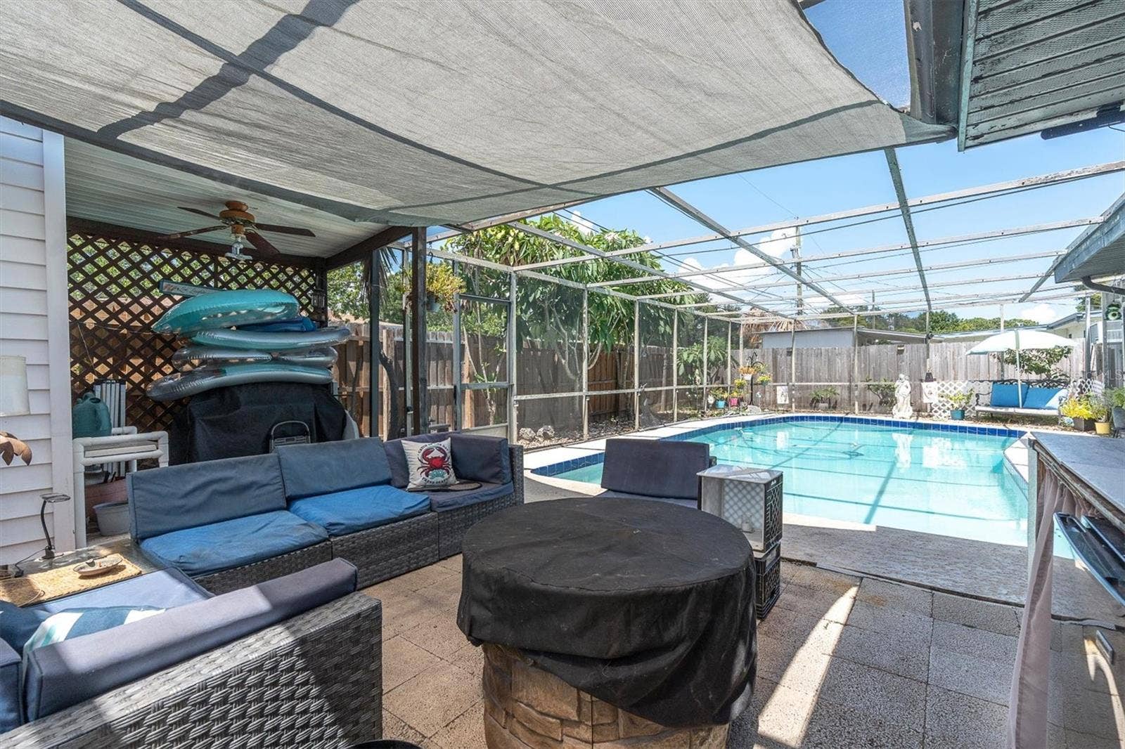 3227 48TH AVENUE N, St Petersburg, FL 33714 Outdoor sitting area