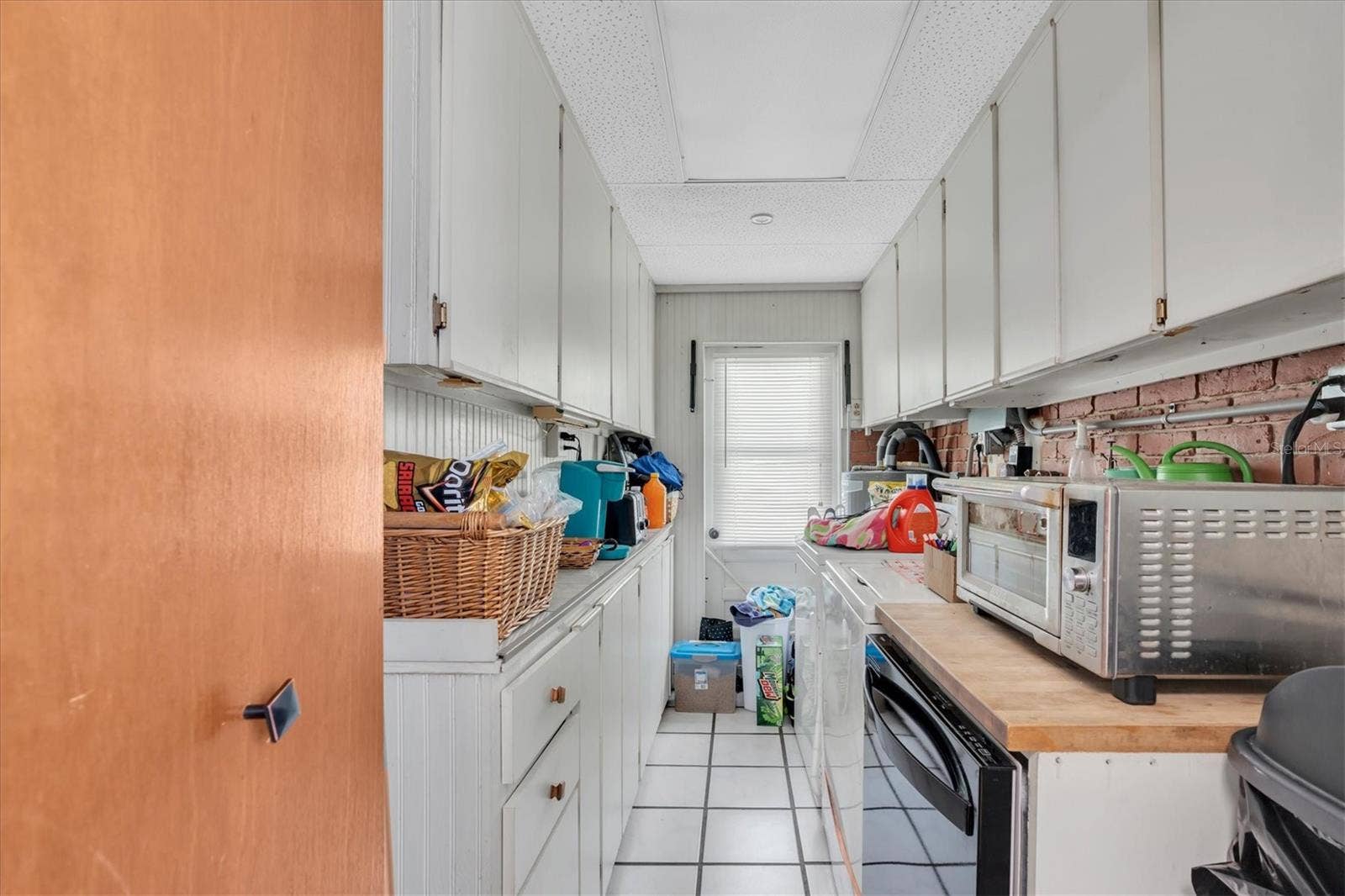 3227 48TH AVENUE N, St Petersburg, FL 33714 Laundry and storage