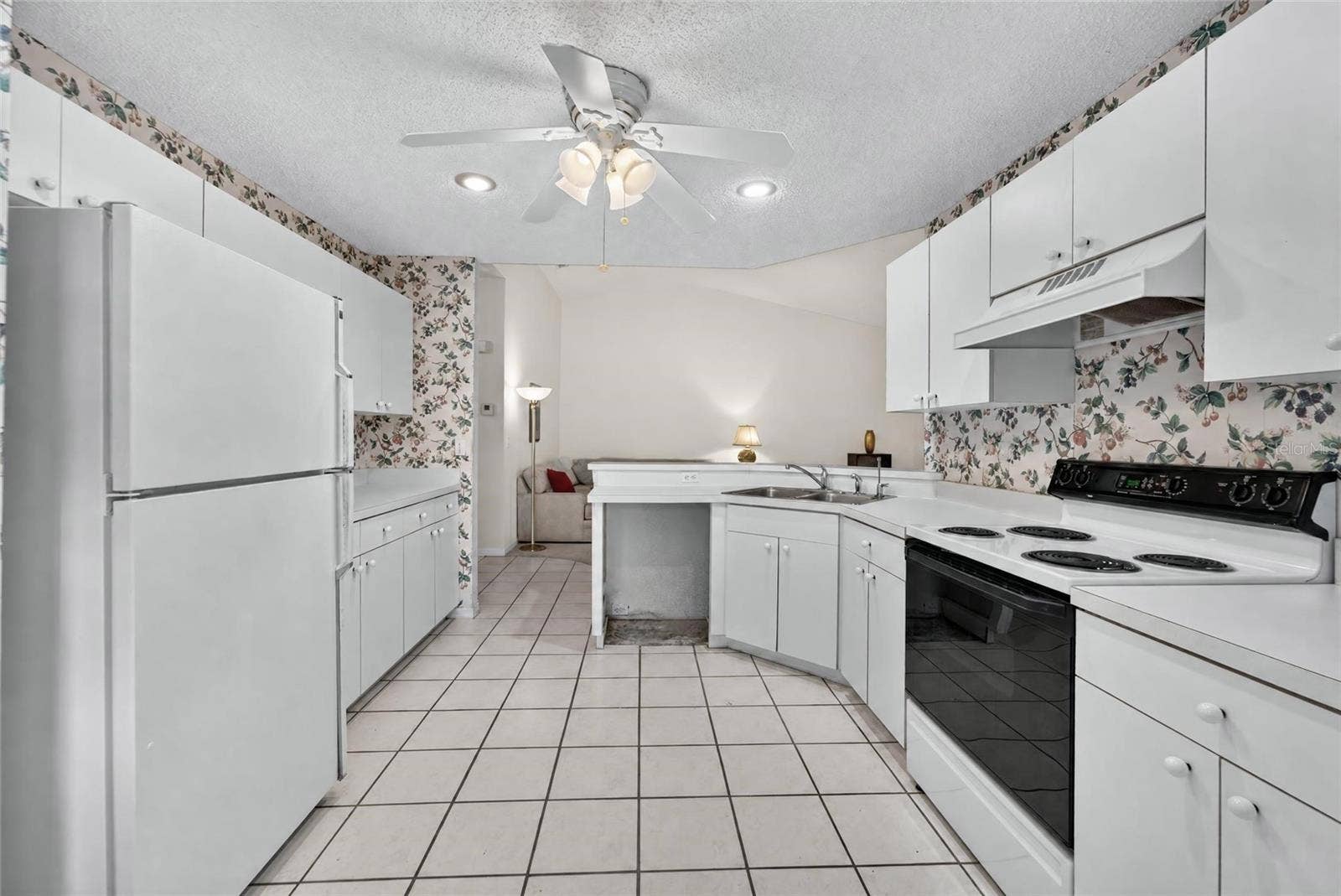 1023 MCDANIEL STREET, #139, Sun City Center, FL 33573 Kitchen
