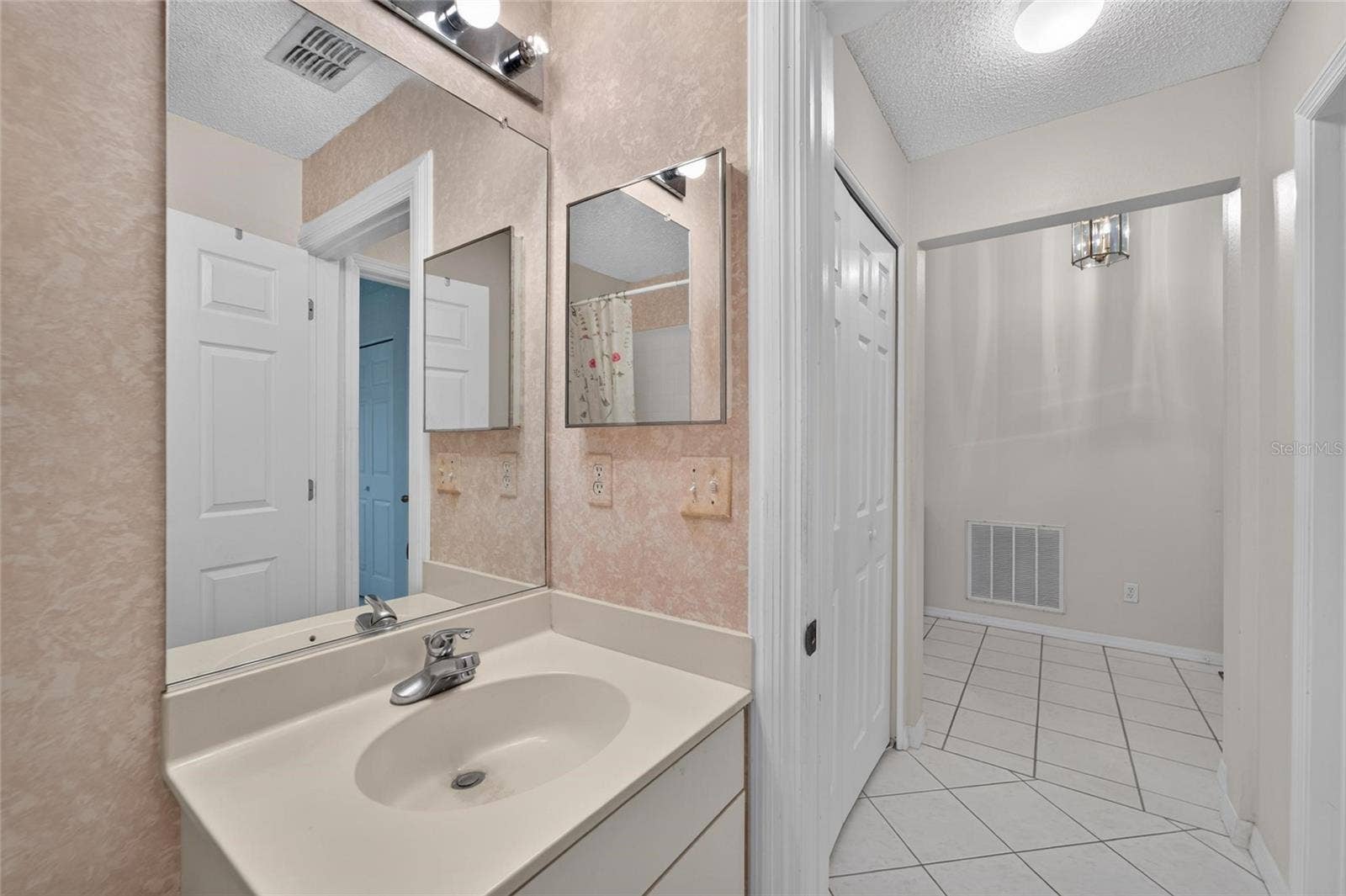 1023 MCDANIEL STREET, #139, Sun City Center, FL 33573 Guest Bath
