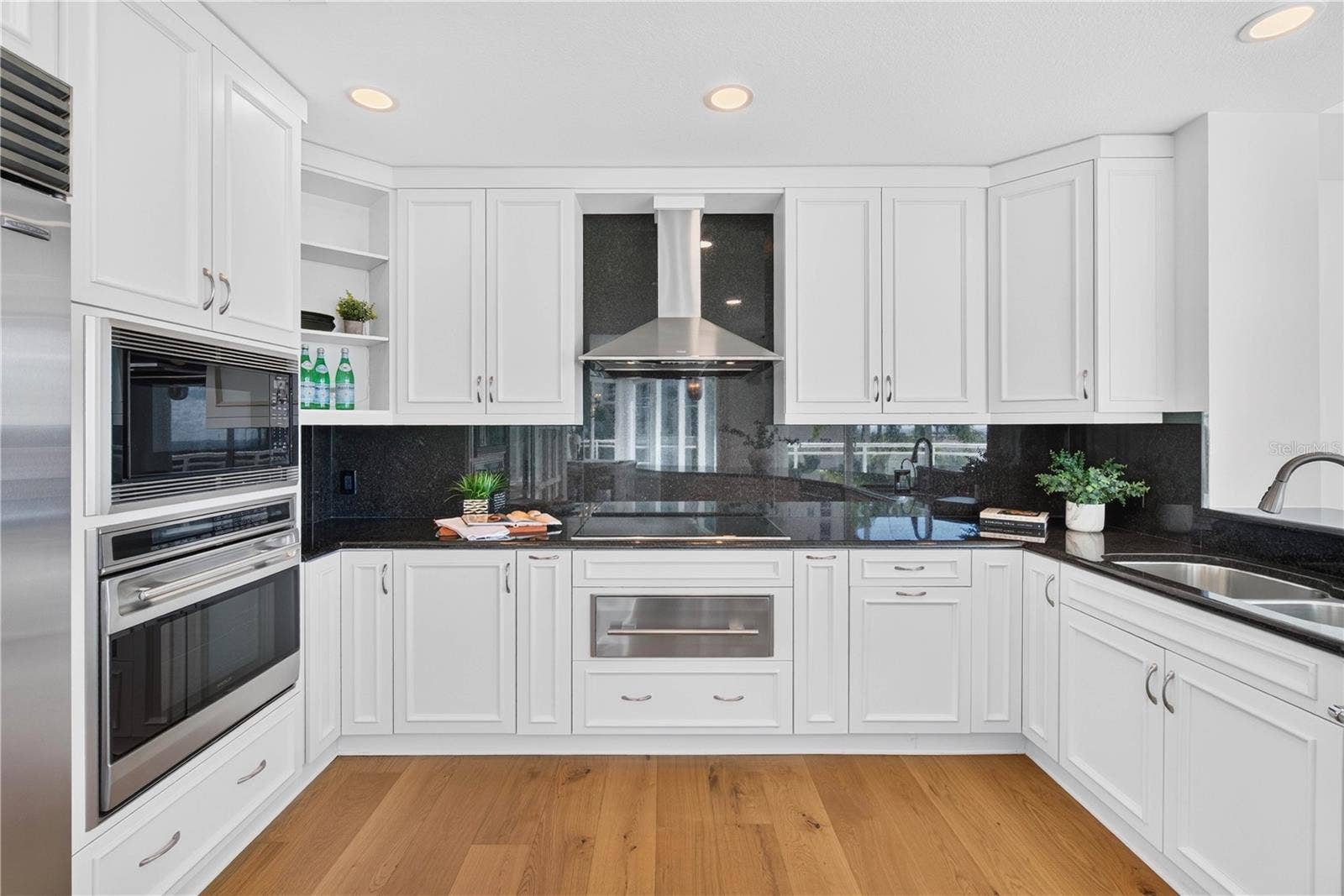 180 BEACH DRIVE NE, #502, St Petersburg, FL 33701 Deluxe Chef's Kitchen