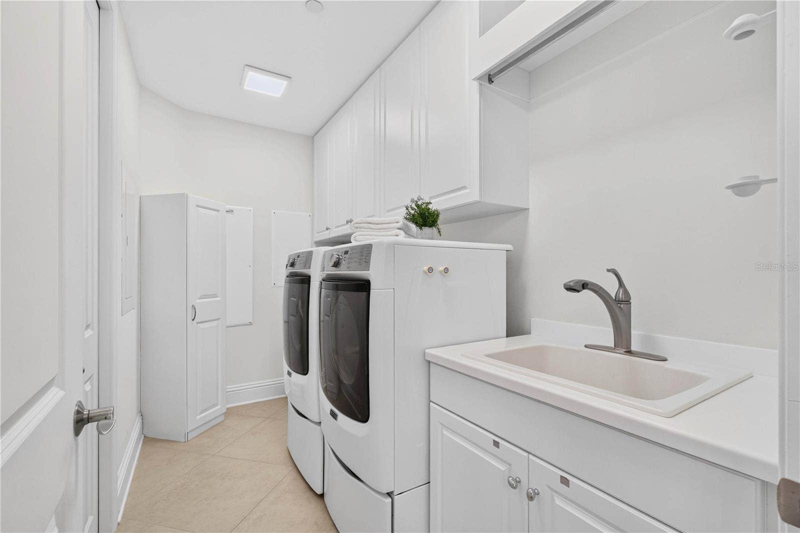 180 BEACH DRIVE NE, #502, St Petersburg, FL 33701 Laundry Room