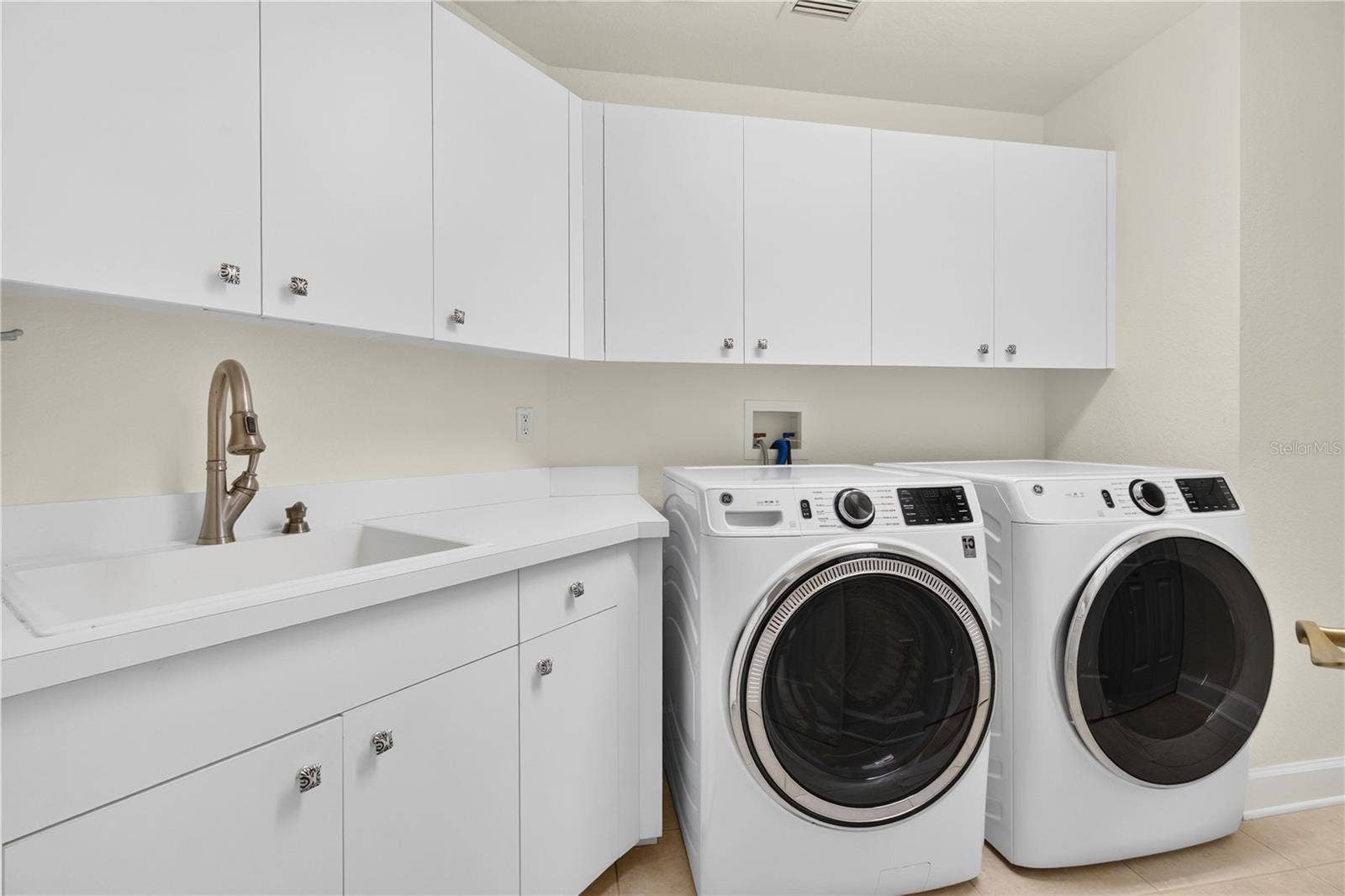 100 BEACH DRIVE NE, #401, St Petersburg, FL 33701 100 BEACH DRIVE NE, #401, St Petersburg, FL 33701
