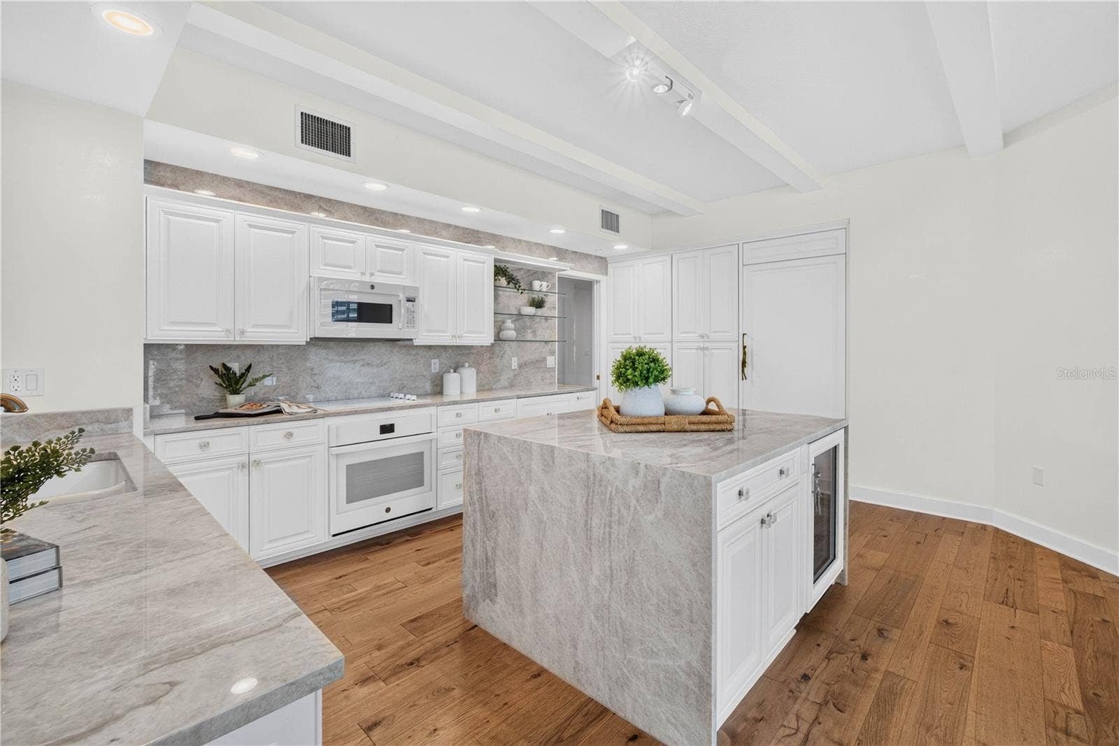 100 BEACH DRIVE NE, #401, St Petersburg, FL 33701 100 BEACH DRIVE NE, #401, St Petersburg, FL 33701