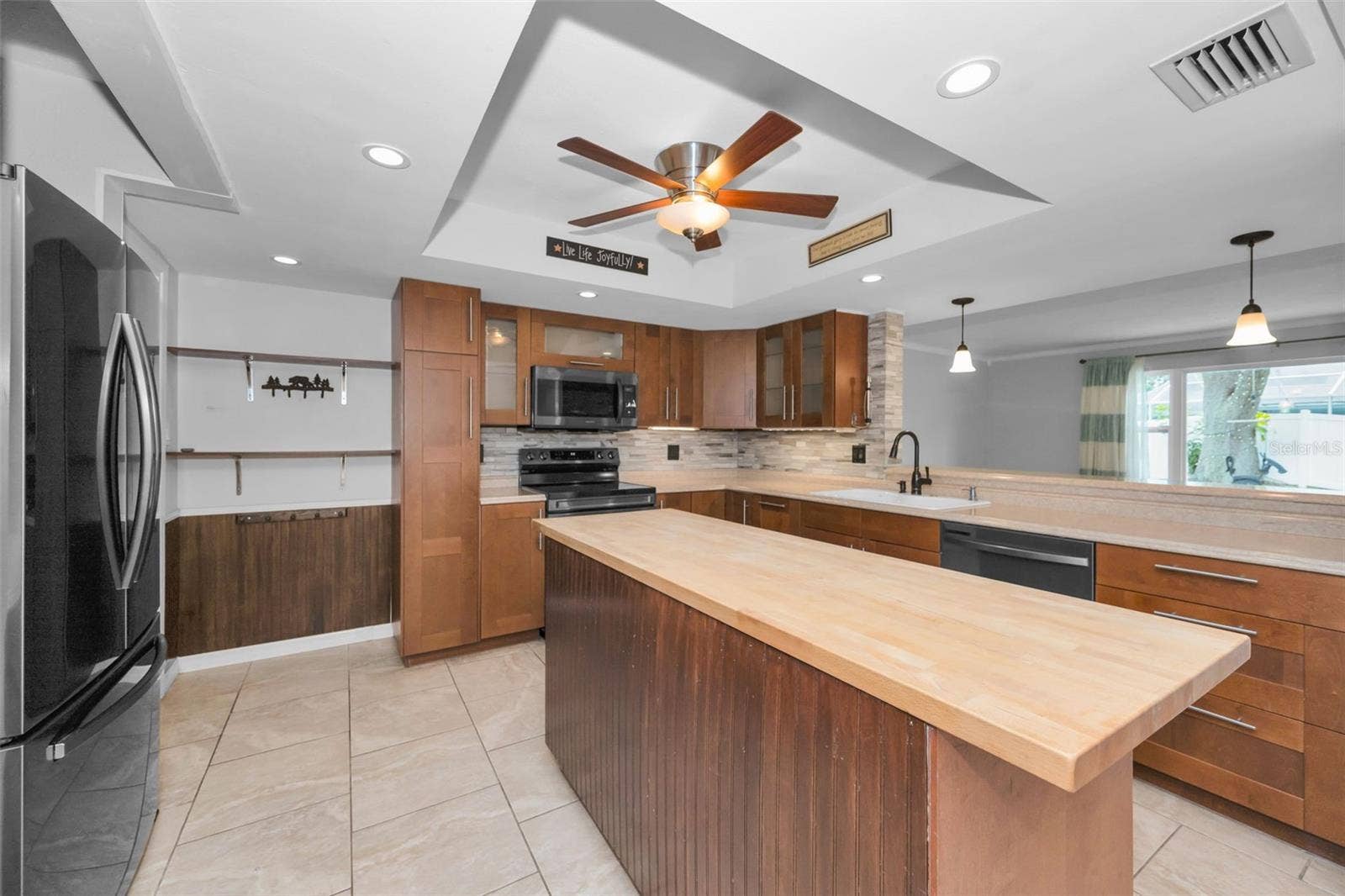 13760 87TH PLACE, Seminole, FL 33776 Kitchen with Center Island