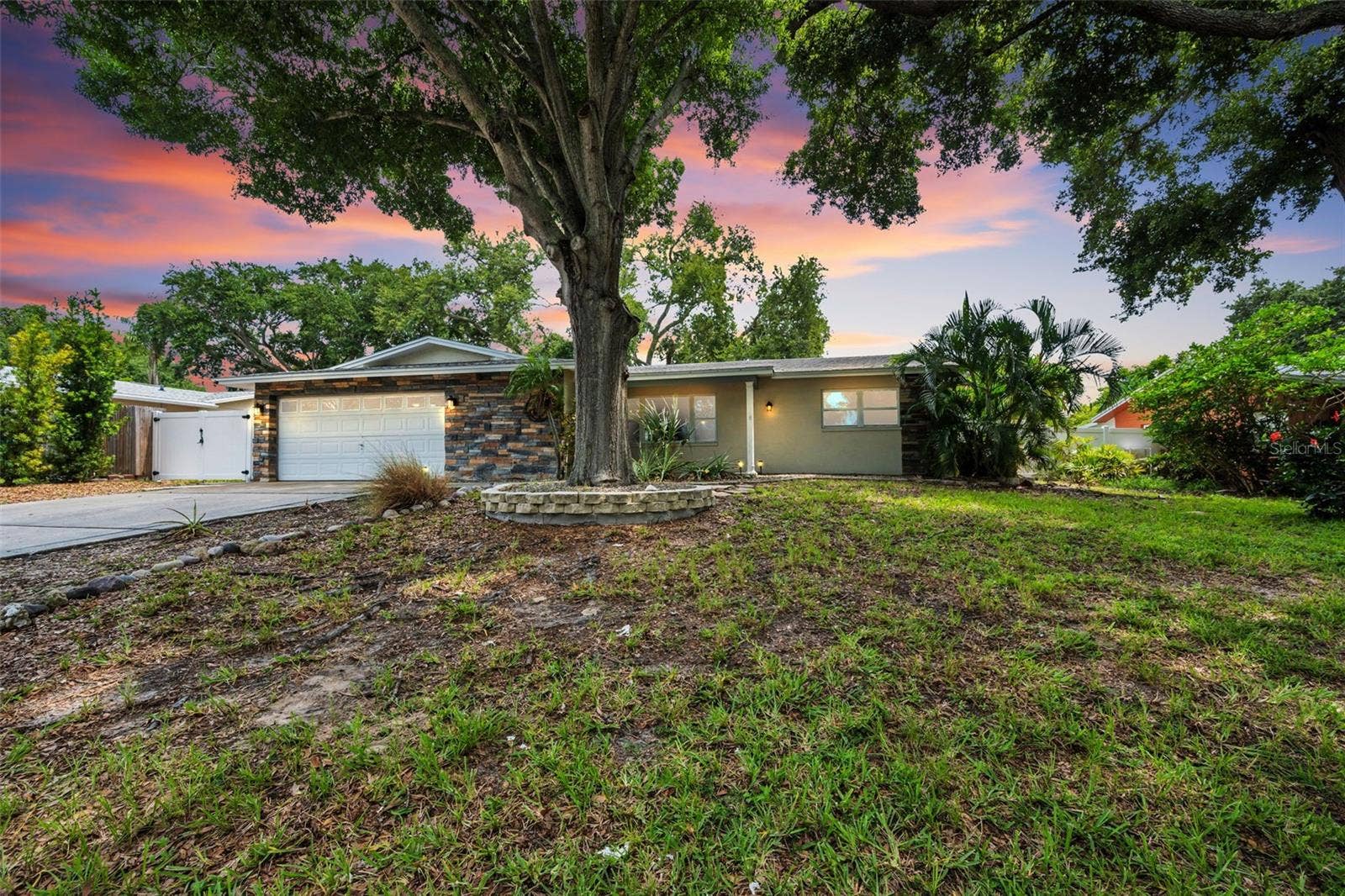 13760 87TH PLACE, Seminole, FL 33776 Twilight on a quiet Cul-de-Sac in Seminole!