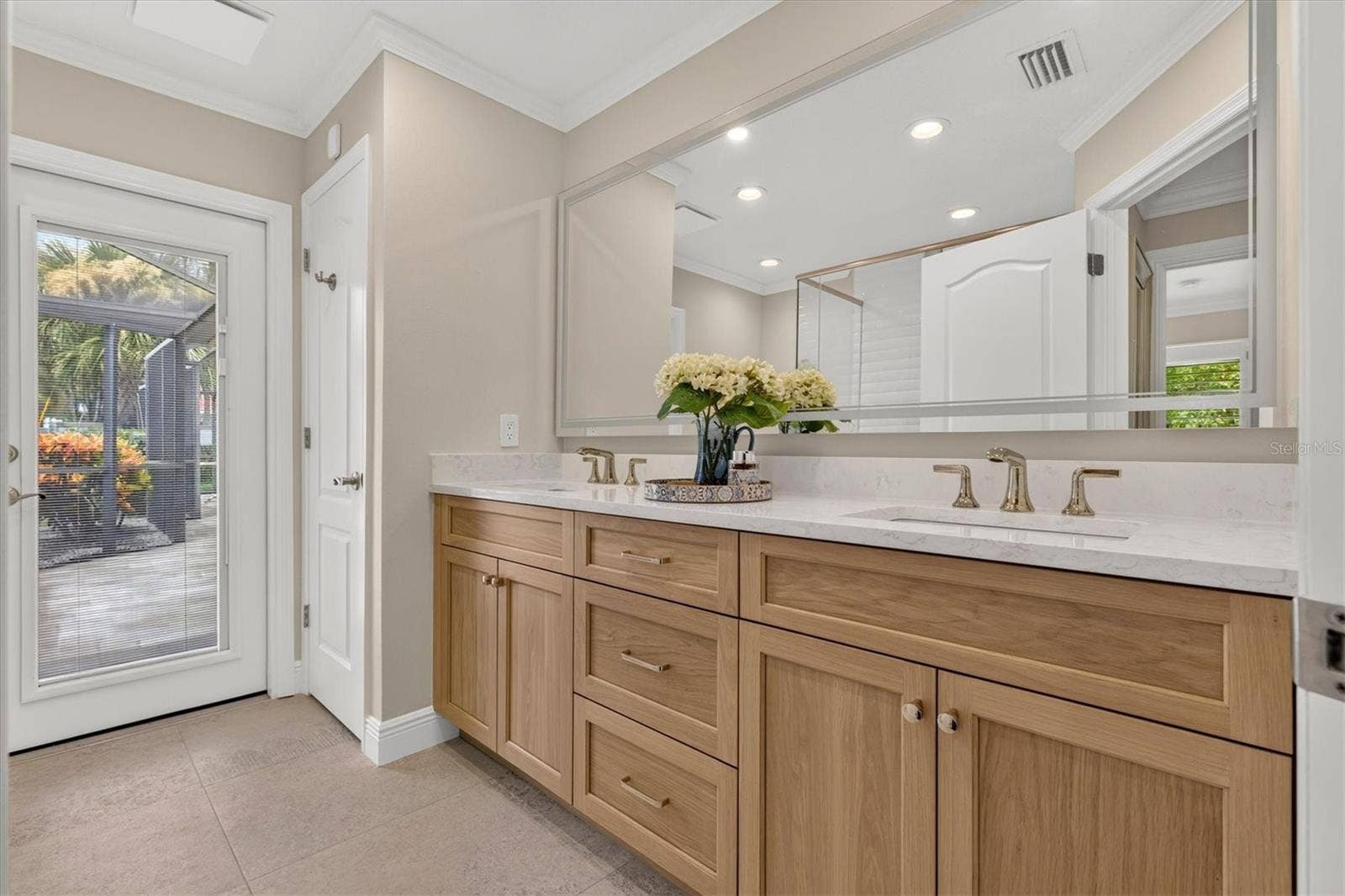 Full guest bath accessible to pool