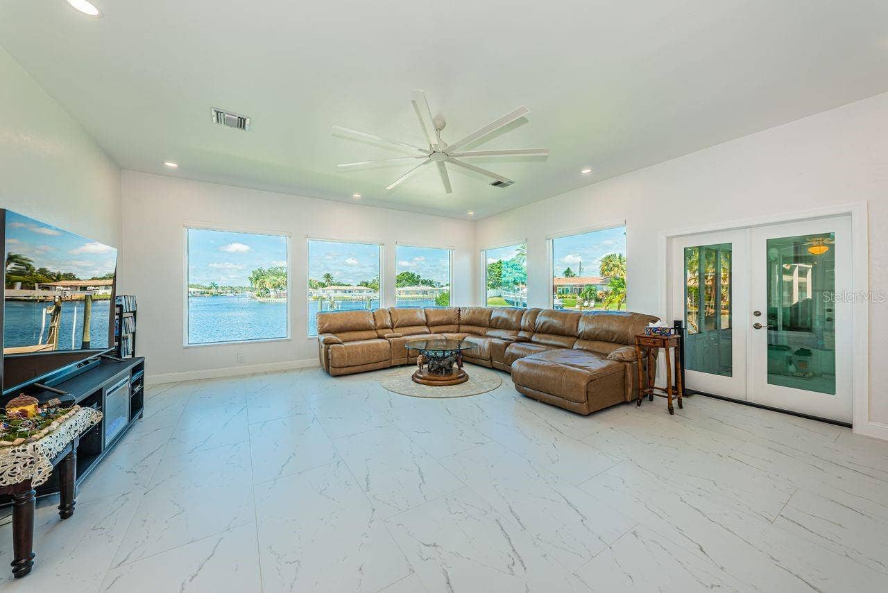 4280 13TH LANE NE, St Petersburg, FL 33703 Electric shades are a bonus