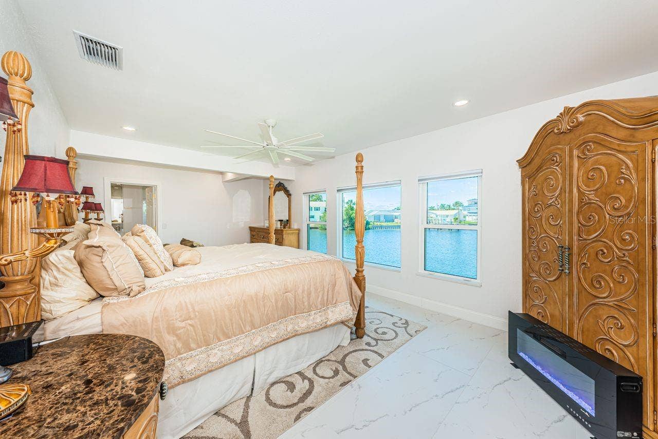 4280 13TH LANE NE, St Petersburg, FL 33703 Large primary bedroom with sitting area