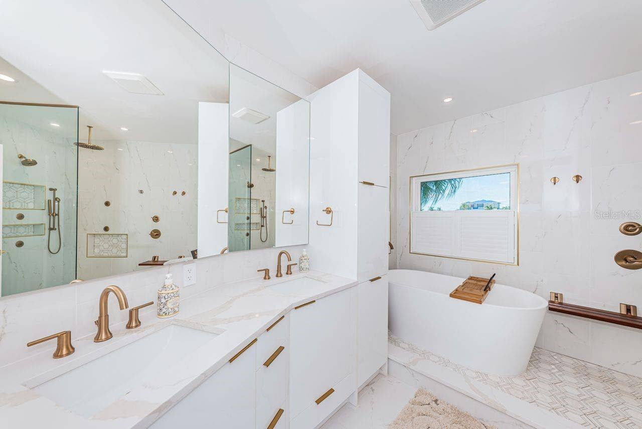 4280 13TH LANE NE, St Petersburg, FL 33703 Deep bath tub and dual sinks