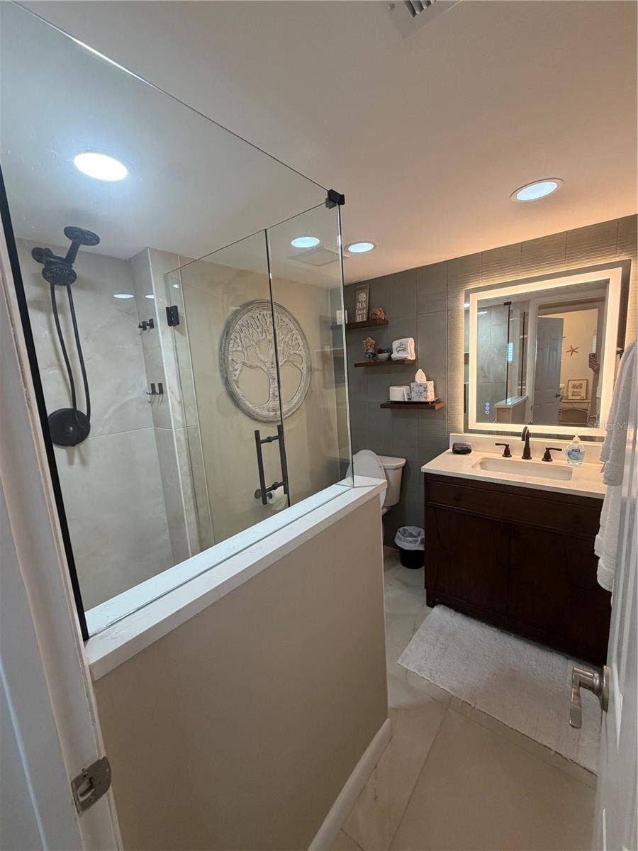 1270 GULF BOULEVARD, #707, Clearwater Beach, FL 33767 Newly renovated Guest Bath