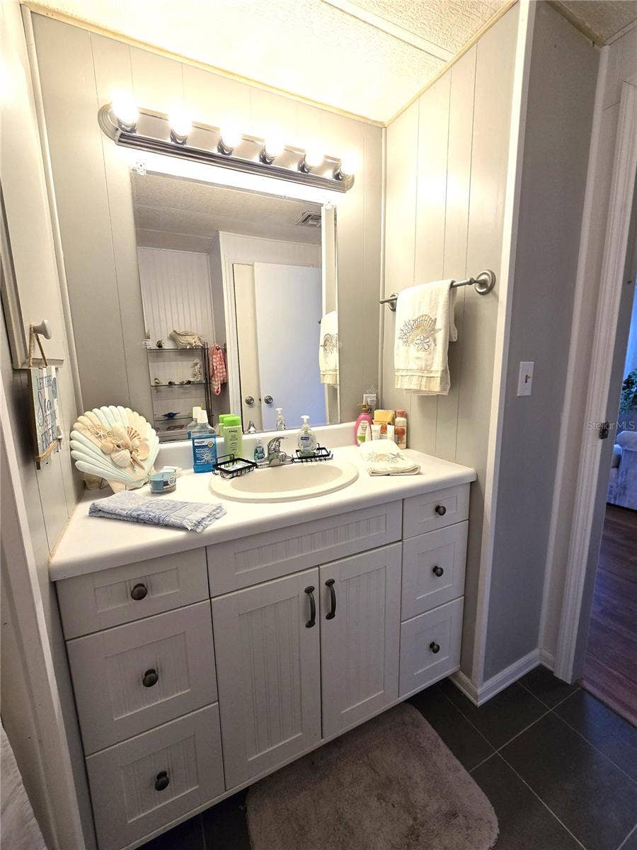 2122 WATERVIEW DRIVE, Holiday, FL 34691 Guest Bath with Tub/shower