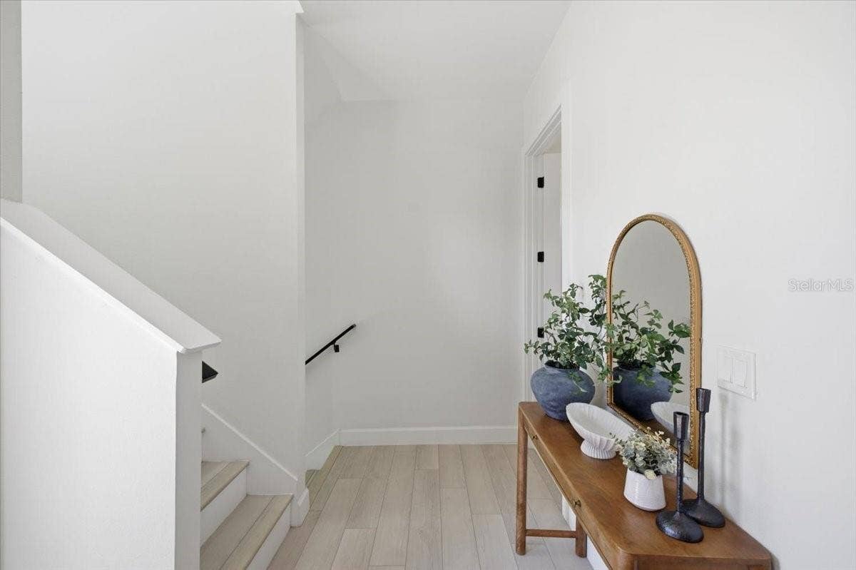 4917 N NEBRASKA AVENUE, Tampa, FL 33603 2nd floor entry way