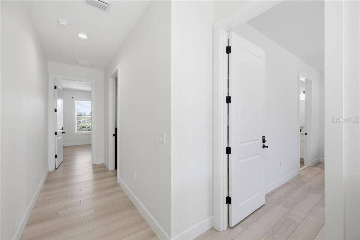 4917 N NEBRASKA AVENUE, Tampa, FL 33603 3rd floor hall