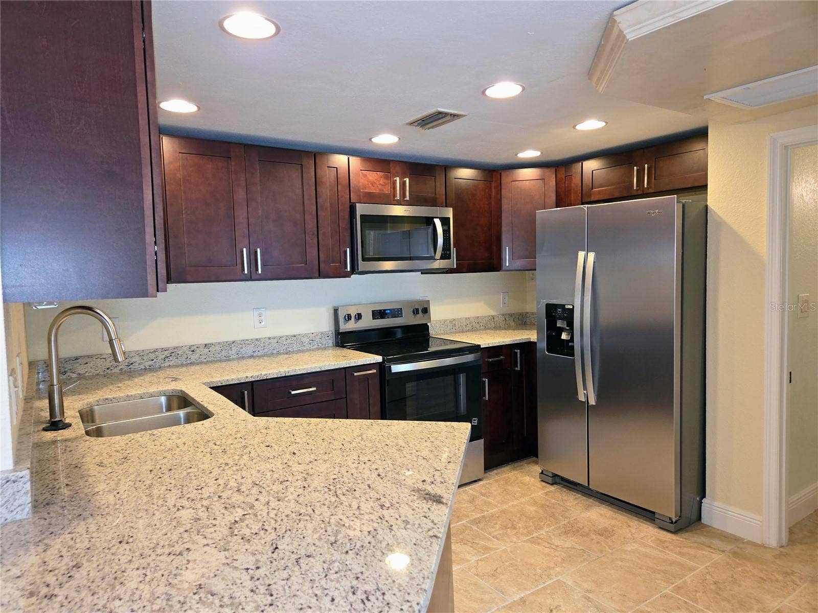 10365 PARADISE BOULEVARD, #13, Treasure Island, FL 33706 Brand New Kitchen