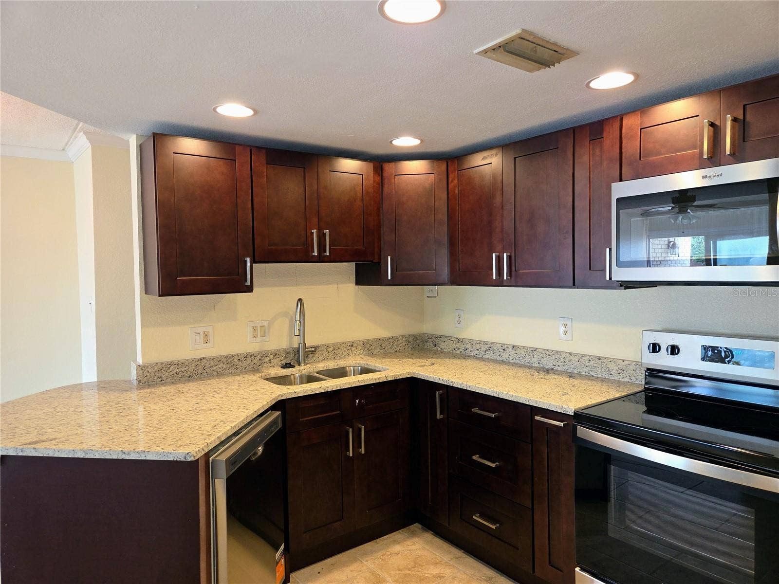 10365 PARADISE BOULEVARD, #13, Treasure Island, FL 33706 Brand New Kitchen and Appliances