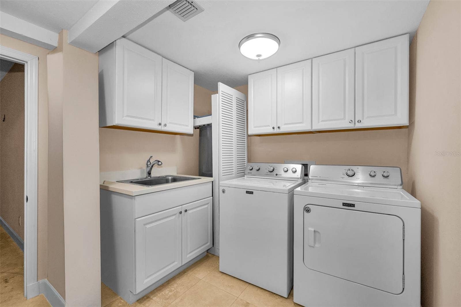 laundry room with utility sink & extra space