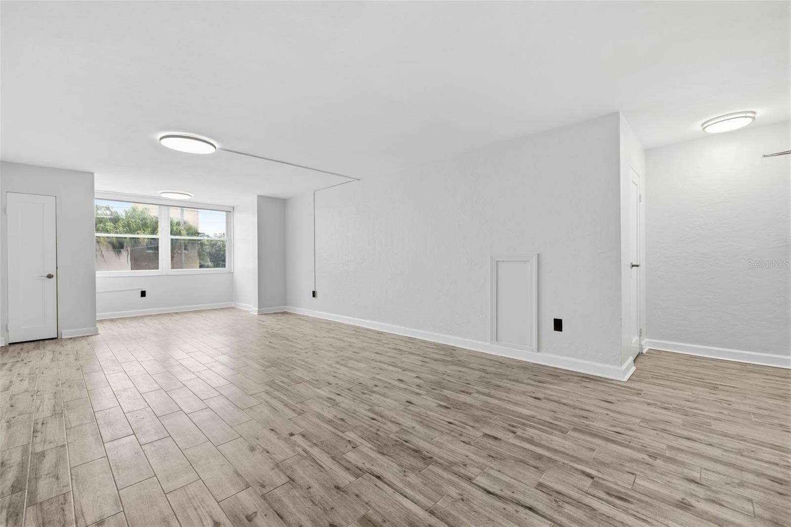 841 4TH AVENUE N, #27, St Petersburg, FL 33701 The generous living and dining space offers plenty of flexibility for entertaining, relaxing, and everyday living.