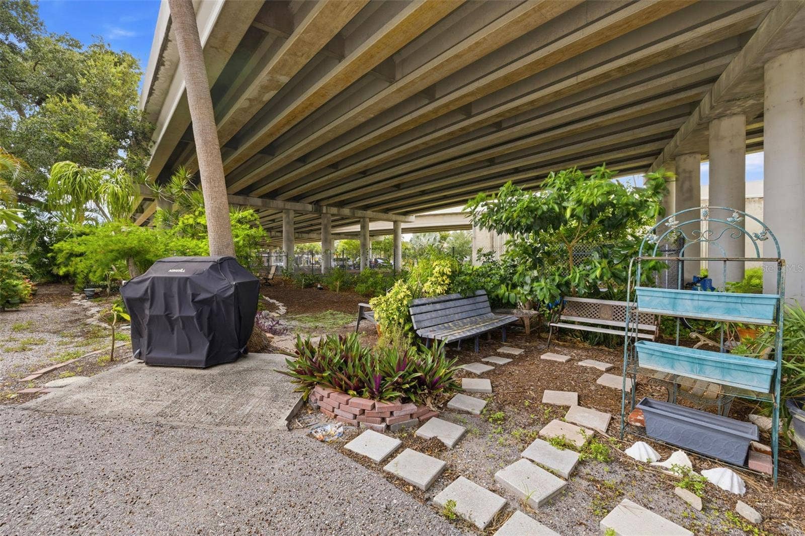841 4TH AVENUE N, #27, St Petersburg, FL 33701 Charming outdoor community space surrounded by mature landscaping offers a peaceful spot to enjoy the Florida weather.