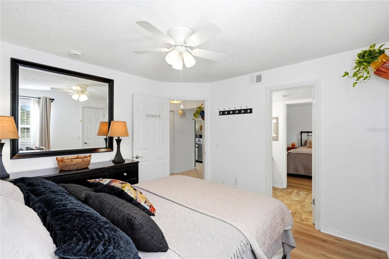 2400 FEATHER SOUND DRIVE, #427, Clearwater, FL 33762 2400 FEATHER SOUND DRIVE, #427, Clearwater, FL 33762