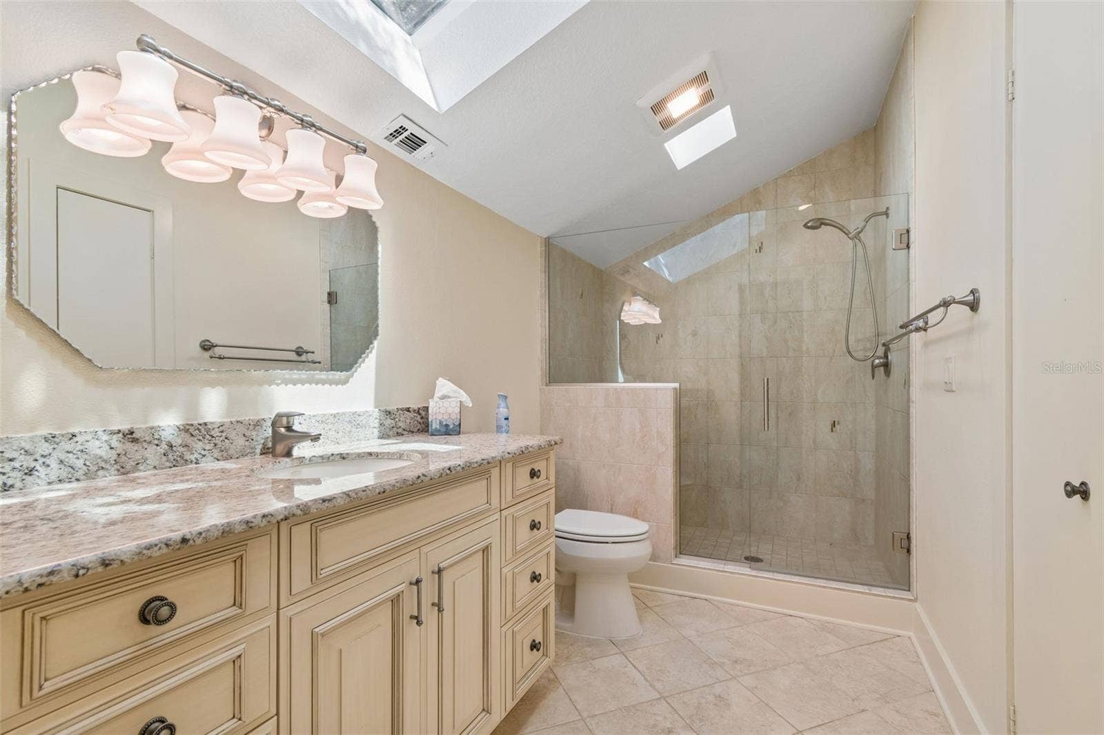 Primary Bedroom En Suite Bathroom