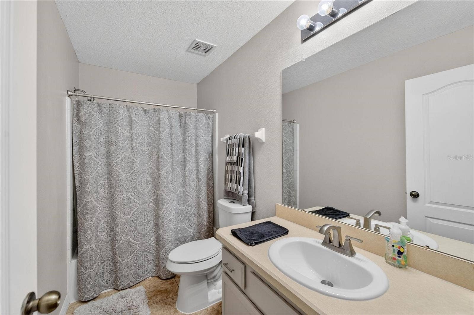 2052 GREENWOOD VALLEY DRIVE, Plant City, FL 33563 2052 GREENWOOD VALLEY DRIVE, Plant City, FL 33563