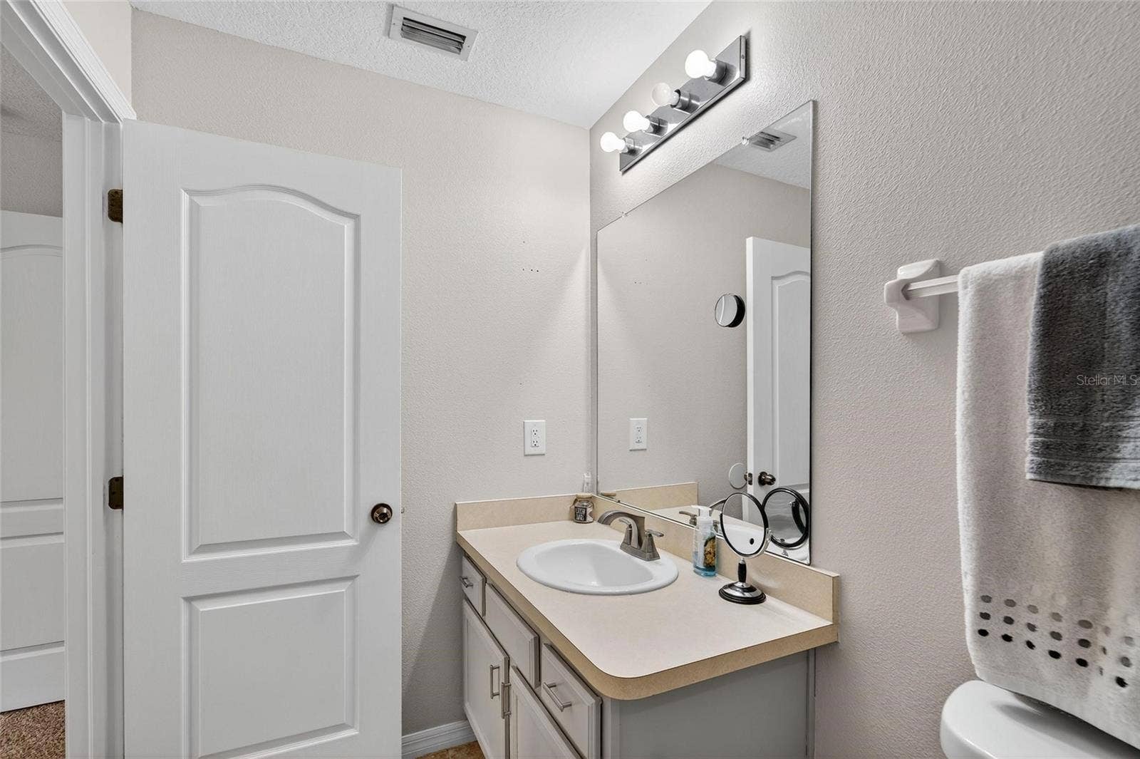 2052 GREENWOOD VALLEY DRIVE, Plant City, FL 33563 2052 GREENWOOD VALLEY DRIVE, Plant City, FL 33563