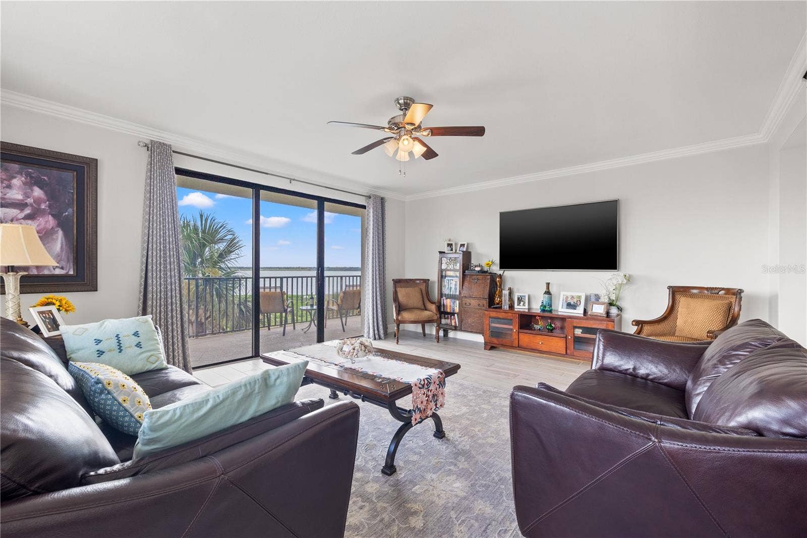 1501 GULF BOULEVARD, #206, Clearwater, FL 33767 Living Room