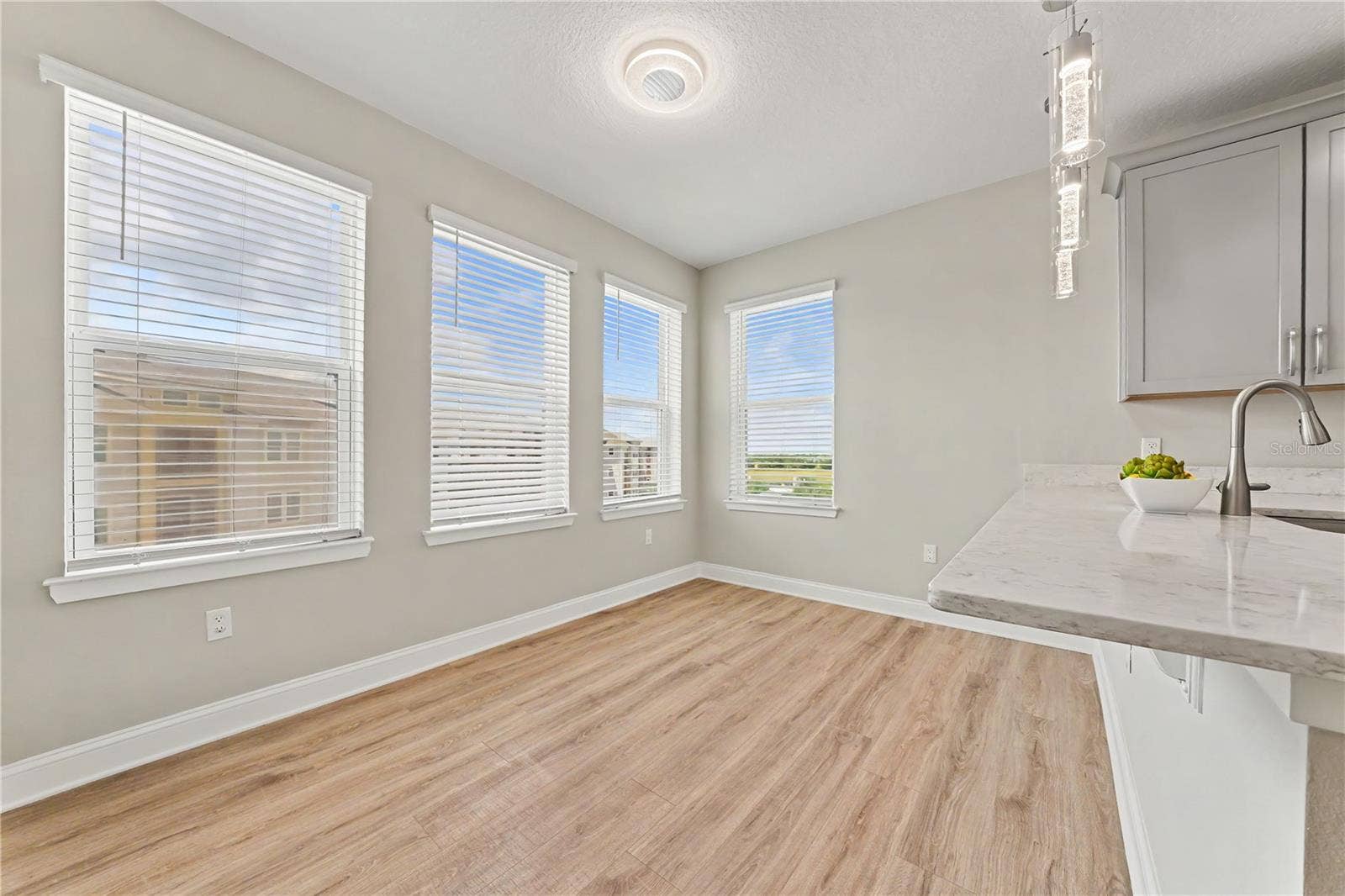7505 LAUREATE BOULEVARD, #2407, Orlando, FL 32827 Exceptional amount of space for a full size table