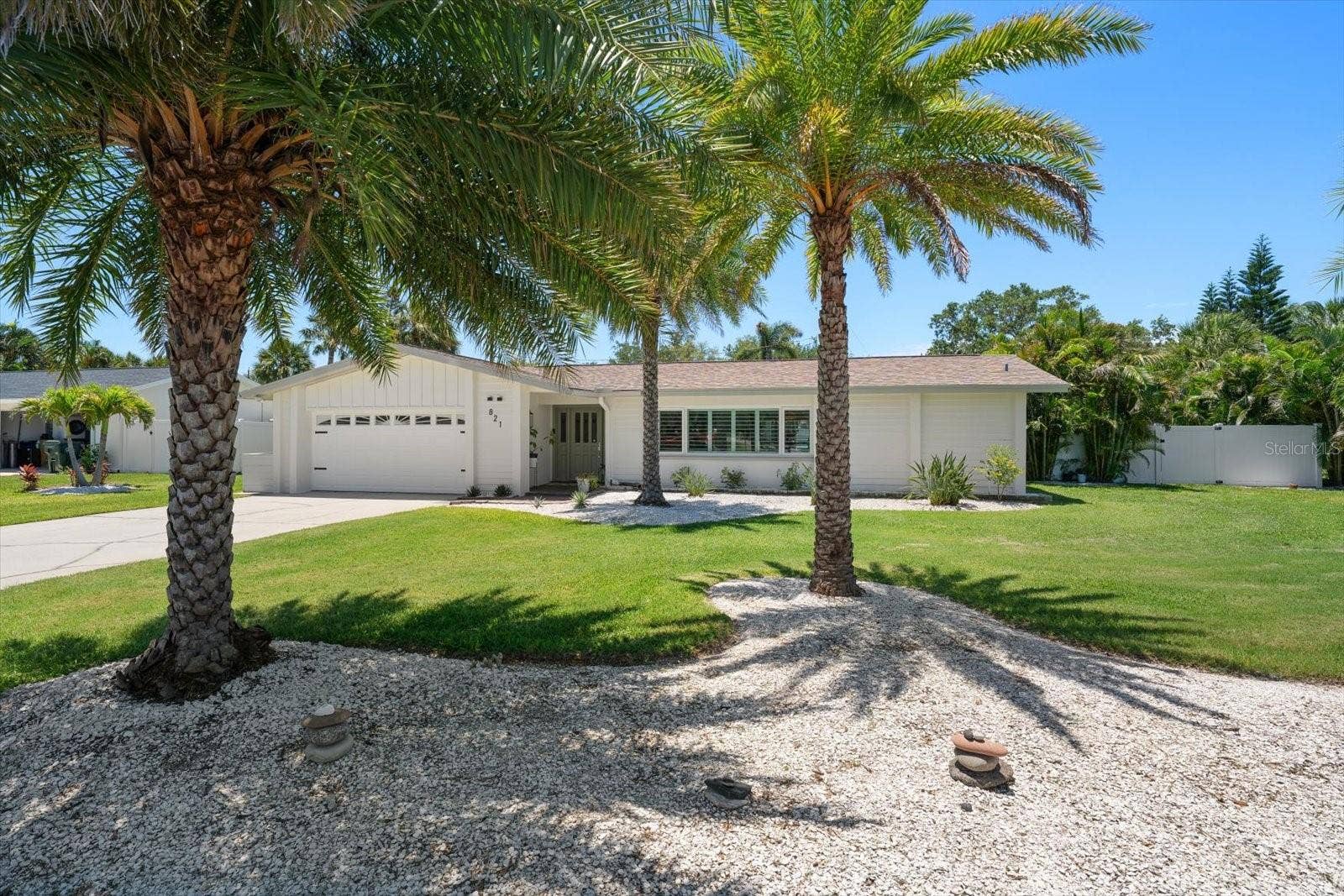 Palm trees, seashells, beautiful lawns, what more do you need?