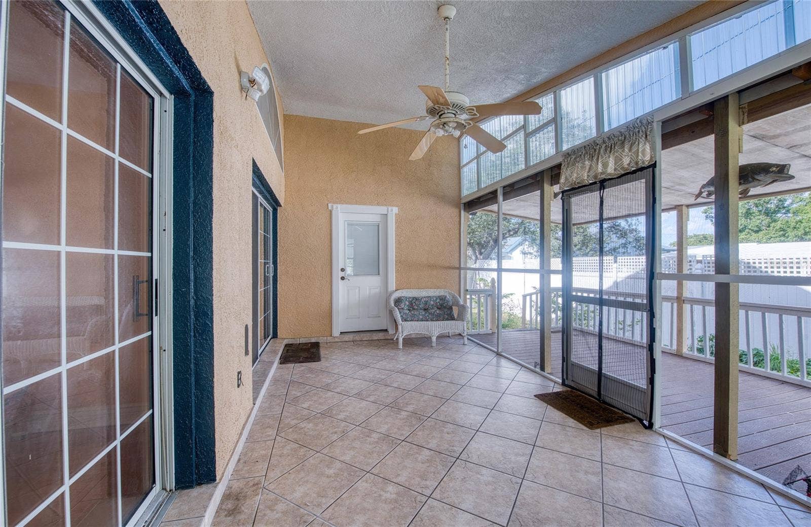 Covered patio. (1)