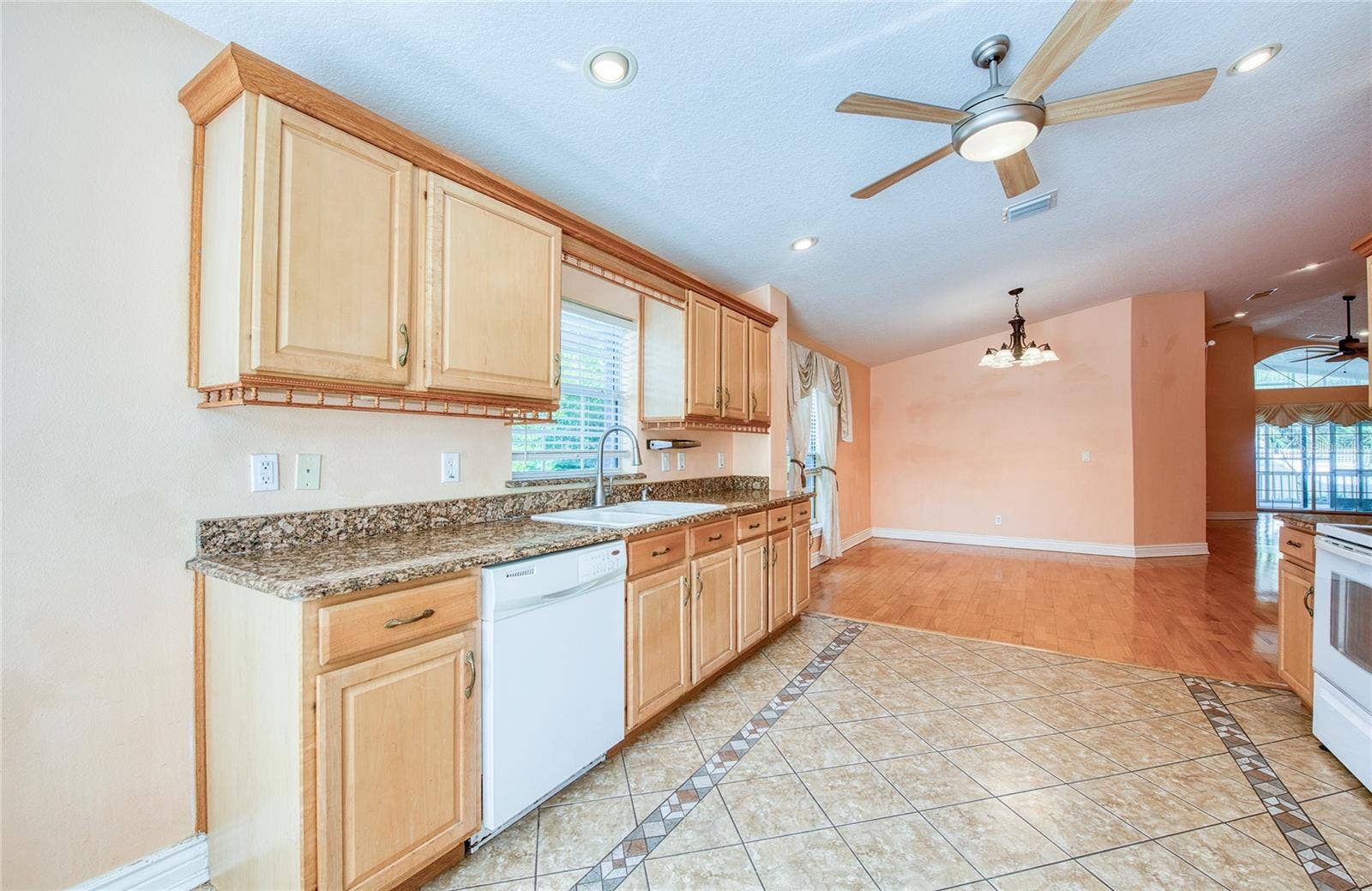 Kitchen. (5)