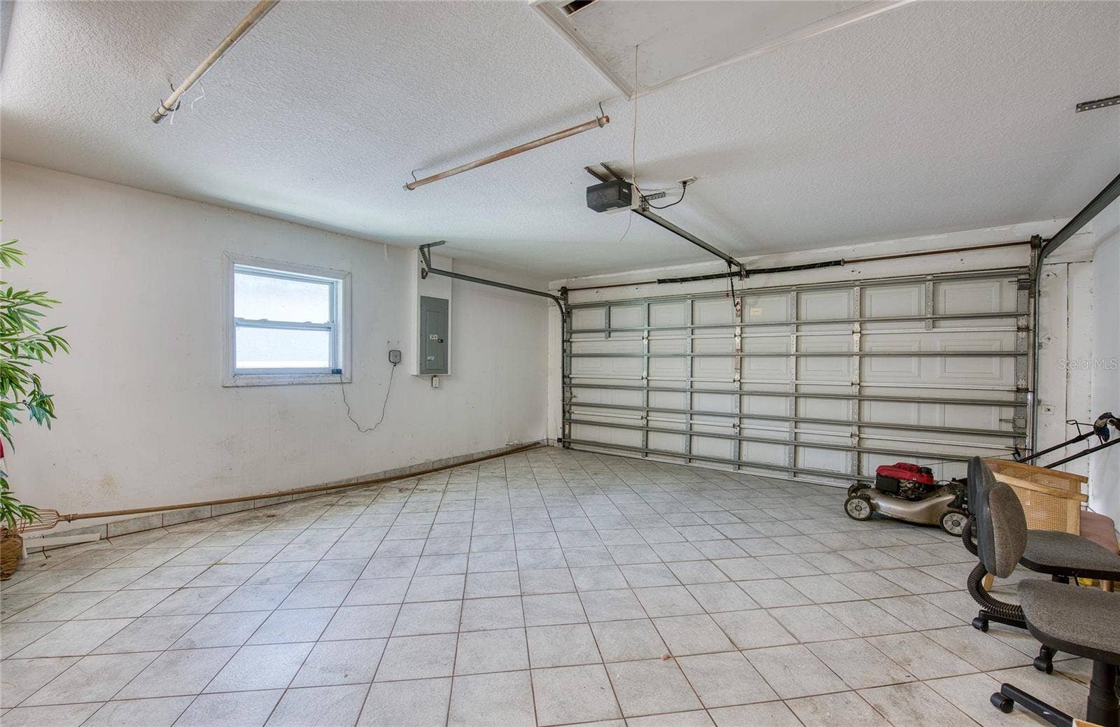 Garage. (1)