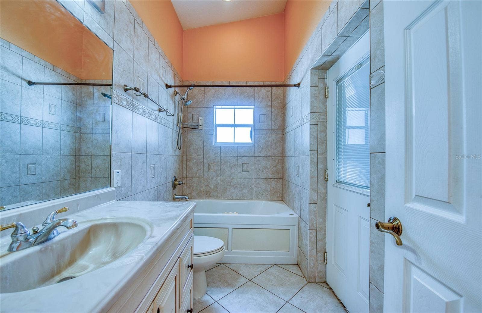 Bathroom 2. (1)
