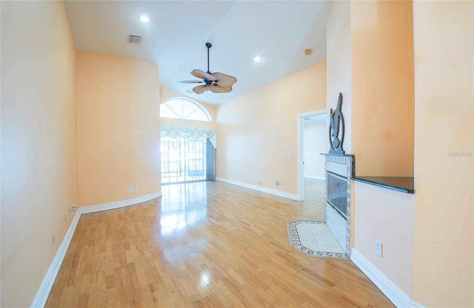 Living room. (2)