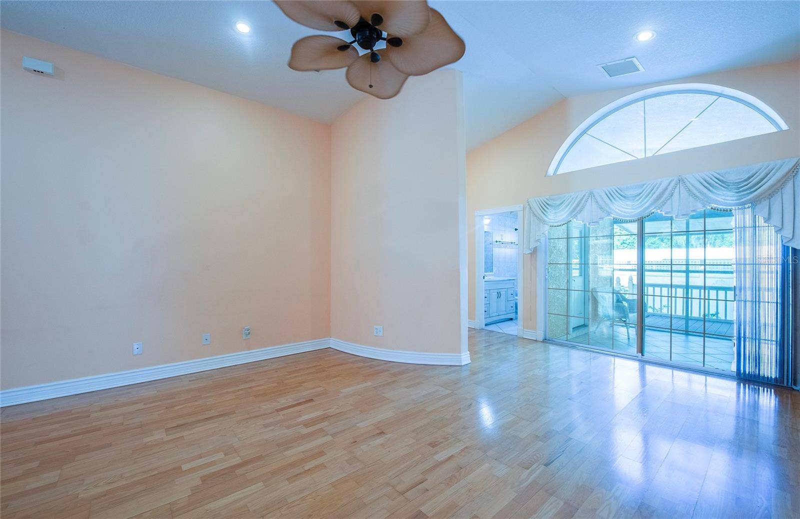 Living room. (3)