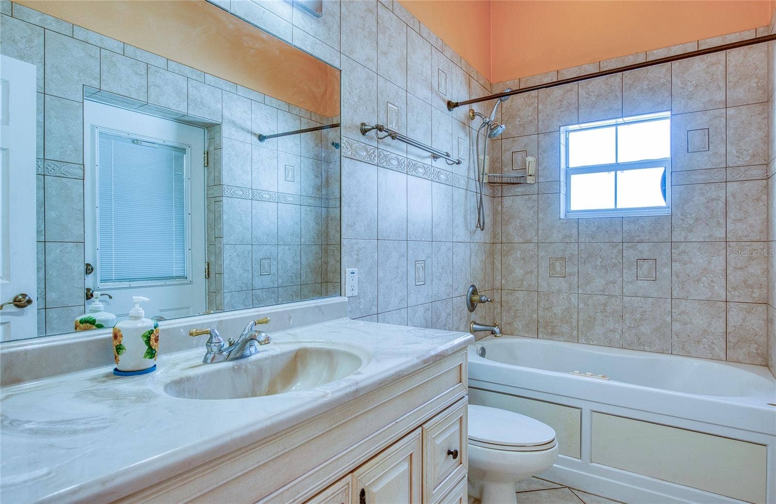 Bathroom 2. (2)
