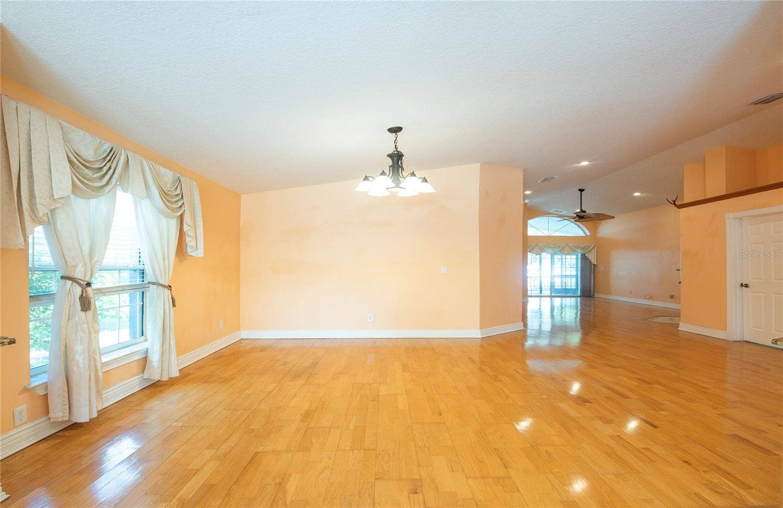 Dining room. (1)
