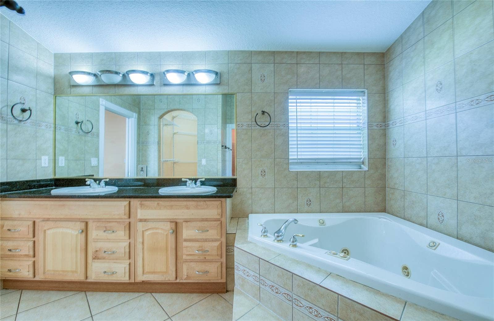 Master bathroom. (4)