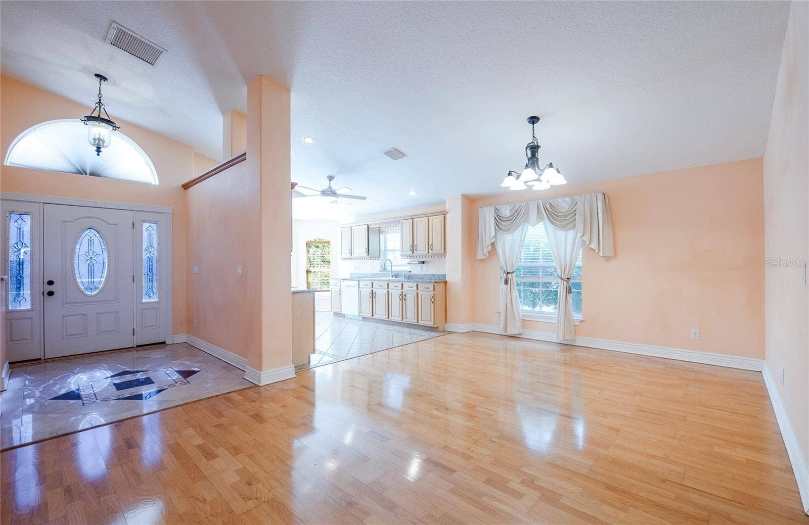Dining room. (3)