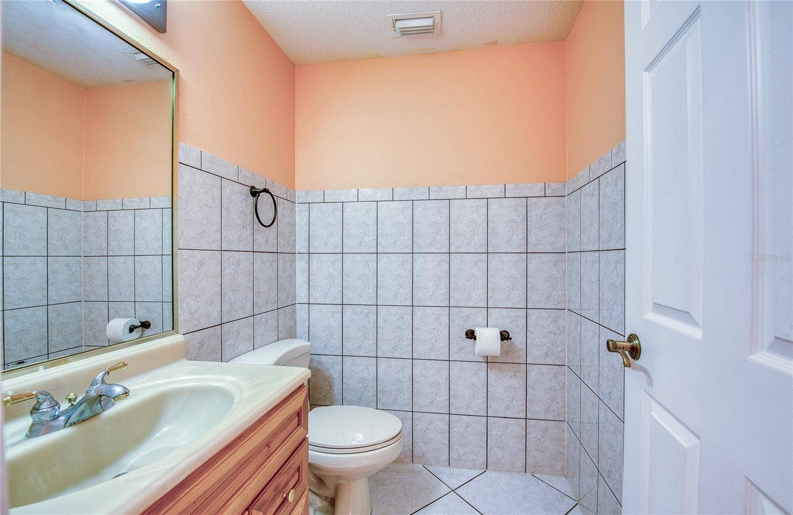 Half bathroom. (1)