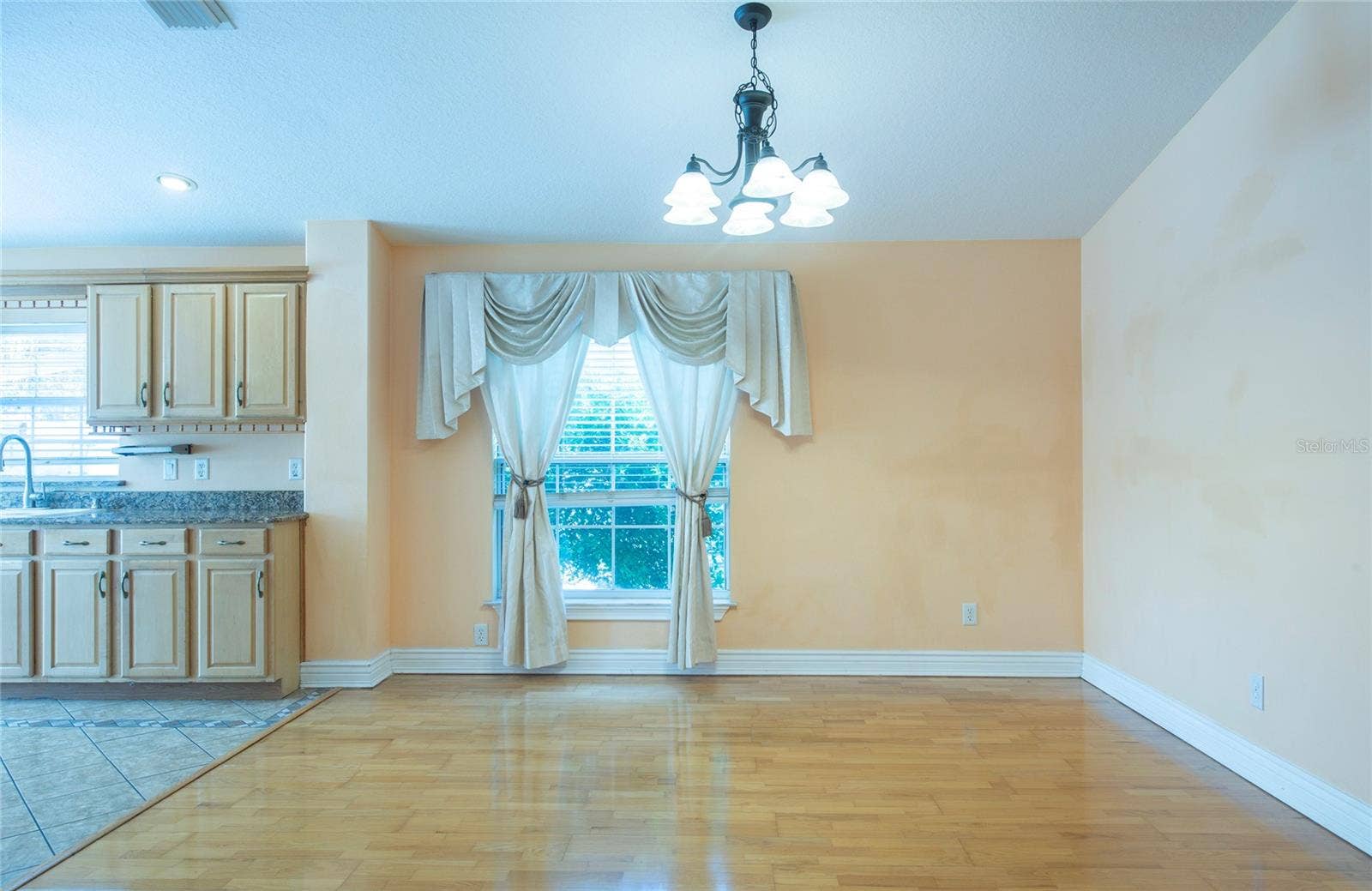 Dining room. (2)