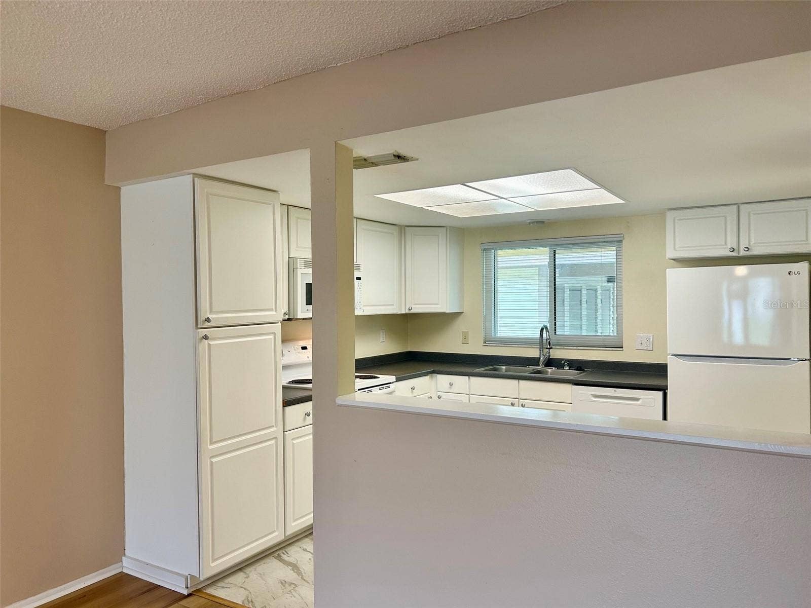 2506 OAKLEAF LANE, #25B, Clearwater, FL 33763 Kitchen With Pass Through To Great Room
