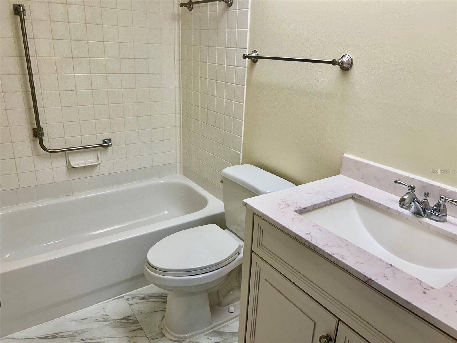 2506 OAKLEAF LANE, #25B, Clearwater, FL 33763 Second Bathroom With Tub