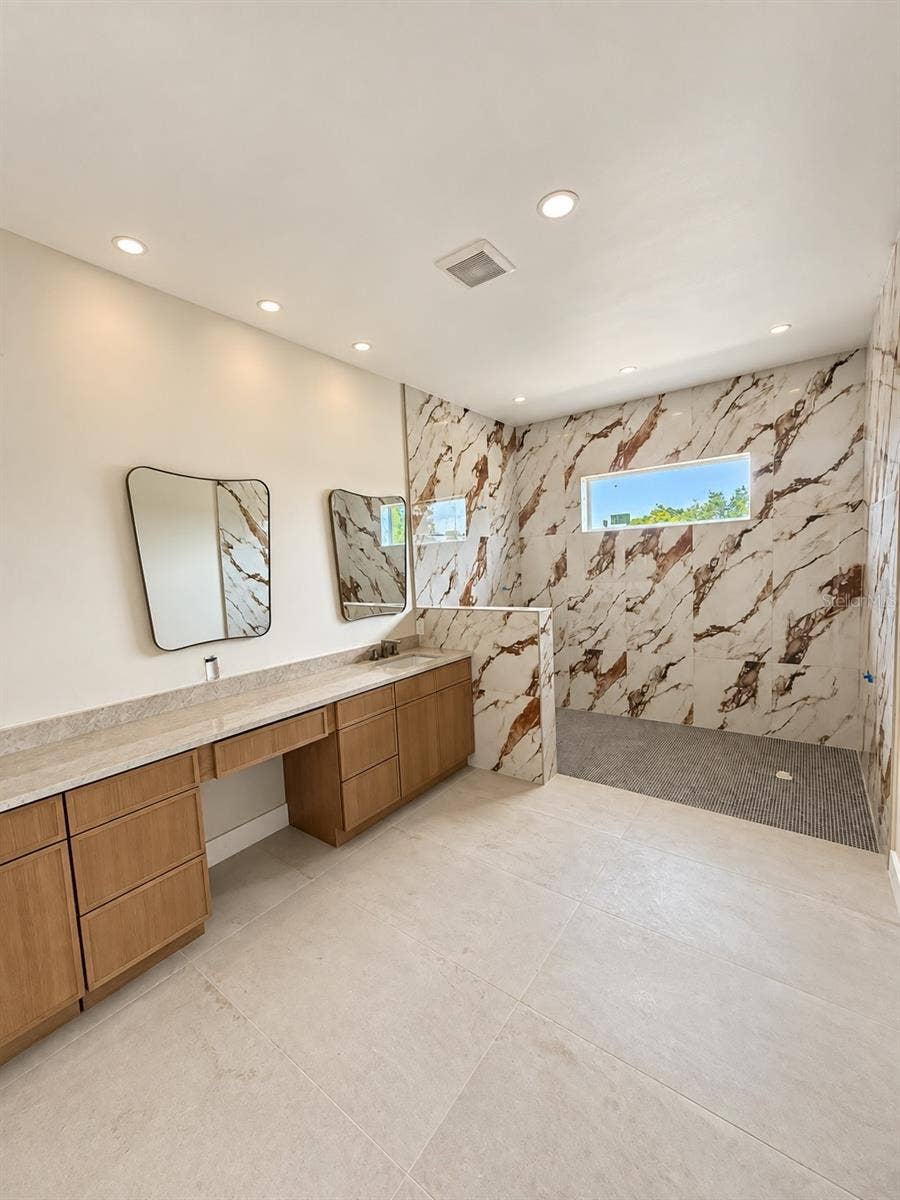 205 N WOODLYNNE AVE, Tampa, FL 33609 Primary bath