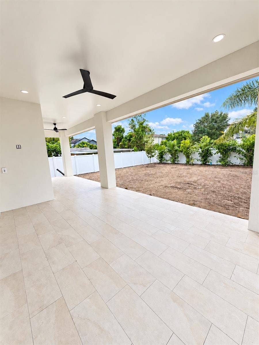 205 N WOODLYNNE AVE, Tampa, FL 33609 Back patio
