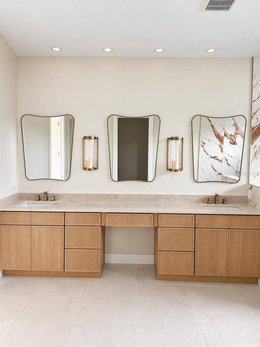 205 N WOODLYNNE AVE, Tampa, FL 33609 Primary bath