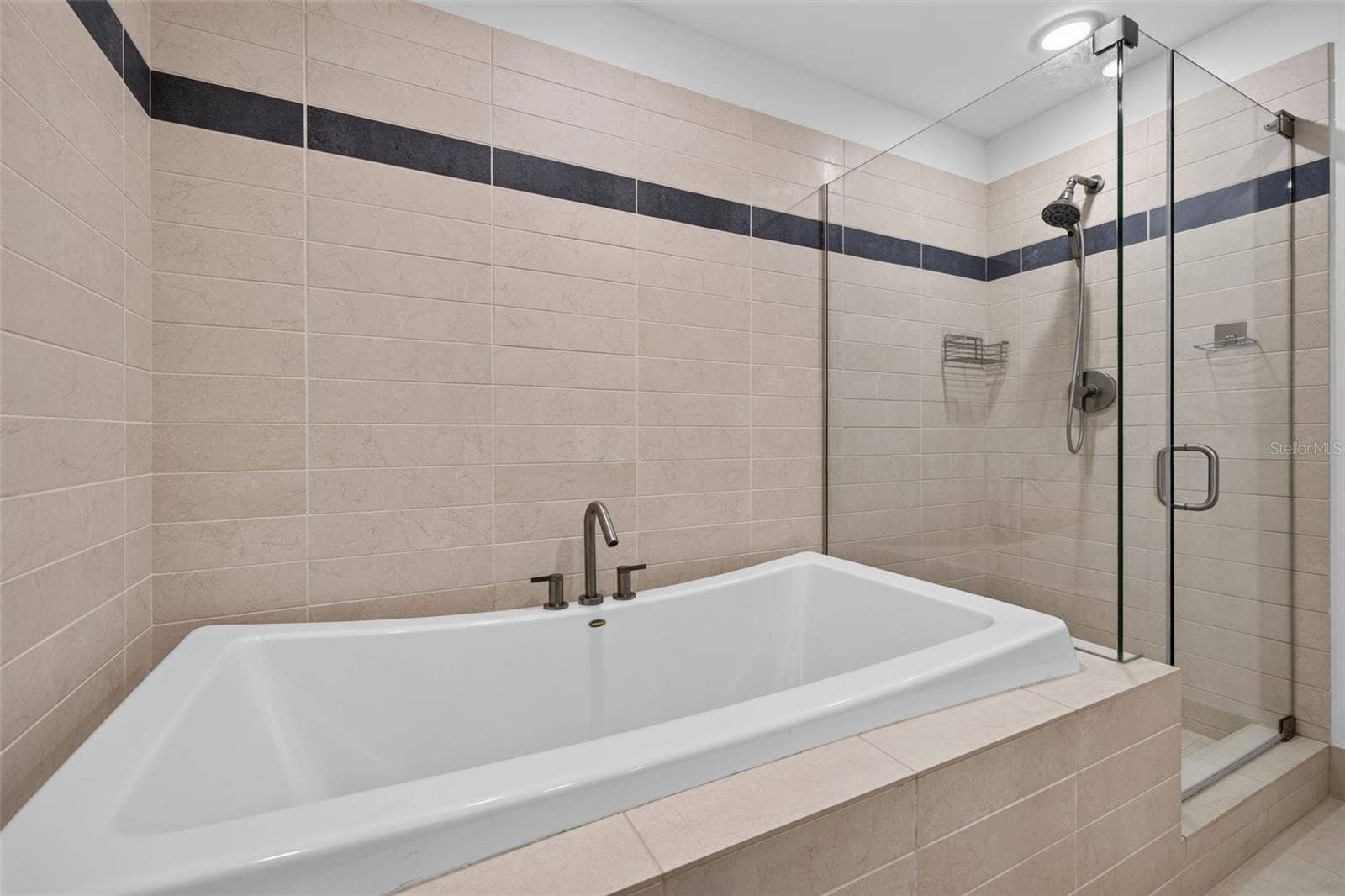 175 1ST STREET S, #1801, St Petersburg, FL 33701 Primary Suite Bath with Soaker Tub