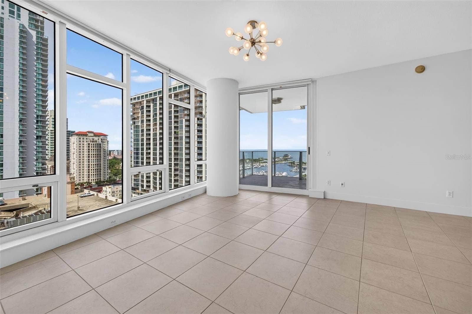 175 1ST STREET S, #1801, St Petersburg, FL 33701 Spacious Living Room